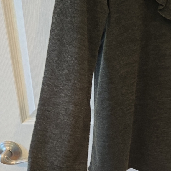 OLIVE Ruffle TOP - Picture 5 of 7